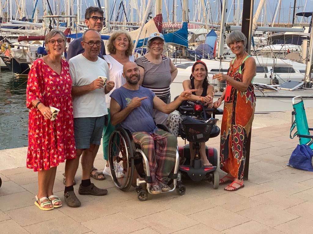 Membres de la cooperativa d'habitatge La Constel·lació de Badalona, sèniors i discapacitats físics