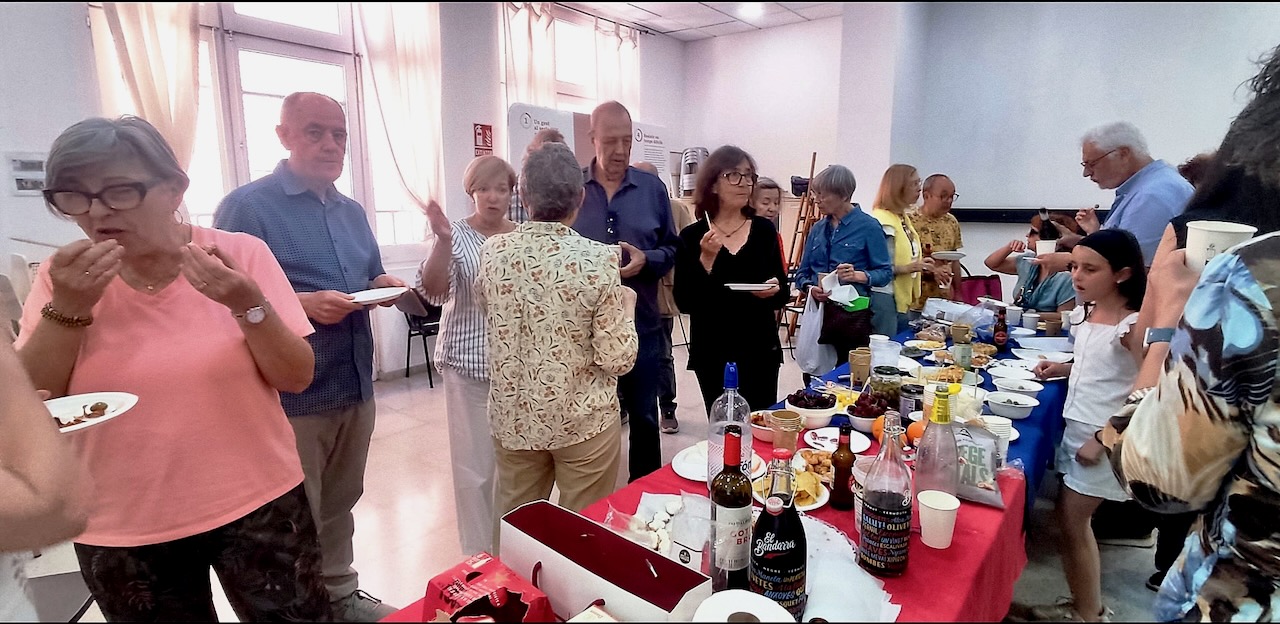 Imatges de l'aperitiu a l'assemblea de sòcies expectants de La Constel·lació