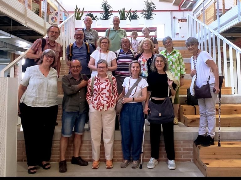 Fotografia de grup del membres de la cooperativa La Constel·lació