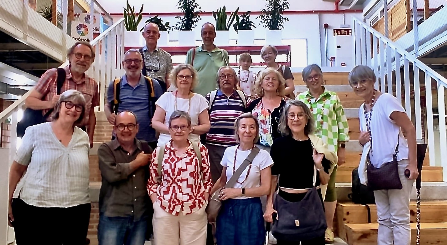 Foto d'un grup de socis de la Cooperativa d'Habitatge La Constel·lació després d'una reunió